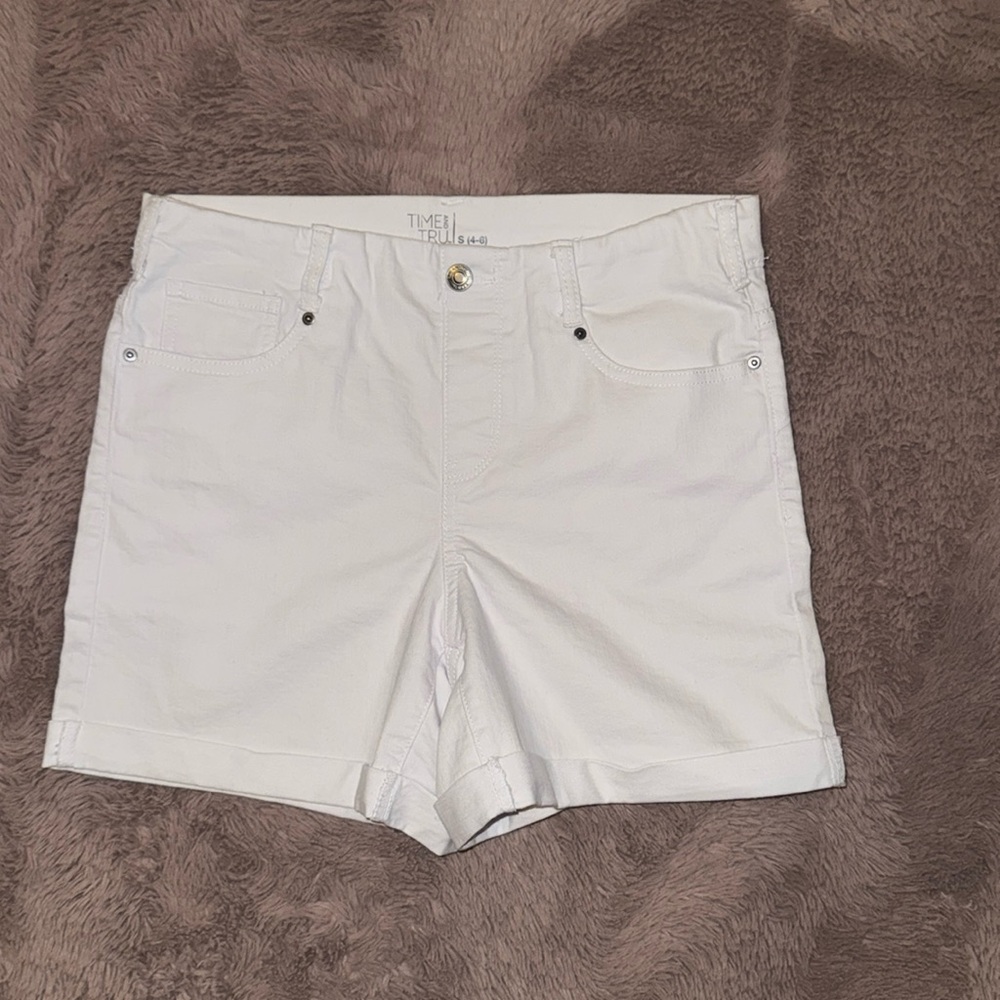 Time and Tru white denim cuffed shorts women’s casual mid length jean bottoms S